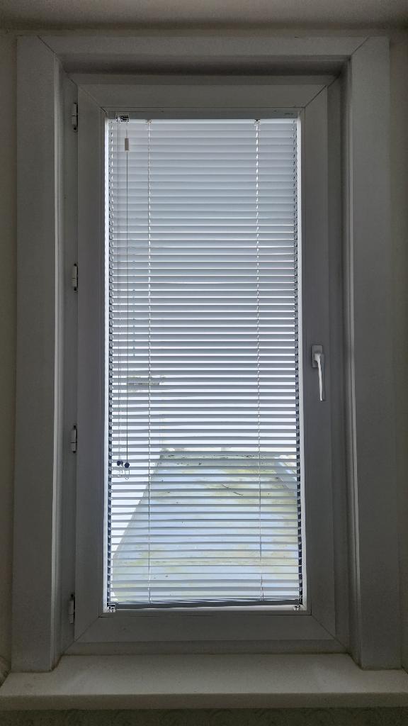 wit pvc raam met verduistergordijn, Doe-het-zelf en Bouw, Ophalen, Gevelraam of Ruit, Gebruikt, Minder dan 80 cm