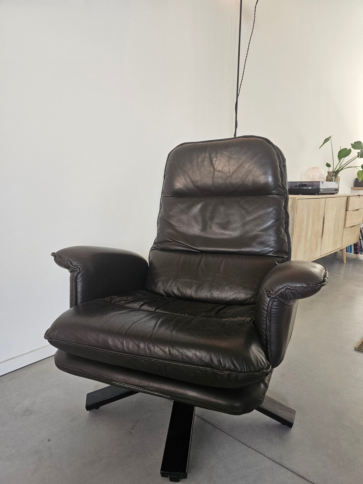 Donkerbruine vintage draaifauteuil, Huis en Inrichting, Fauteuils, Ophalen