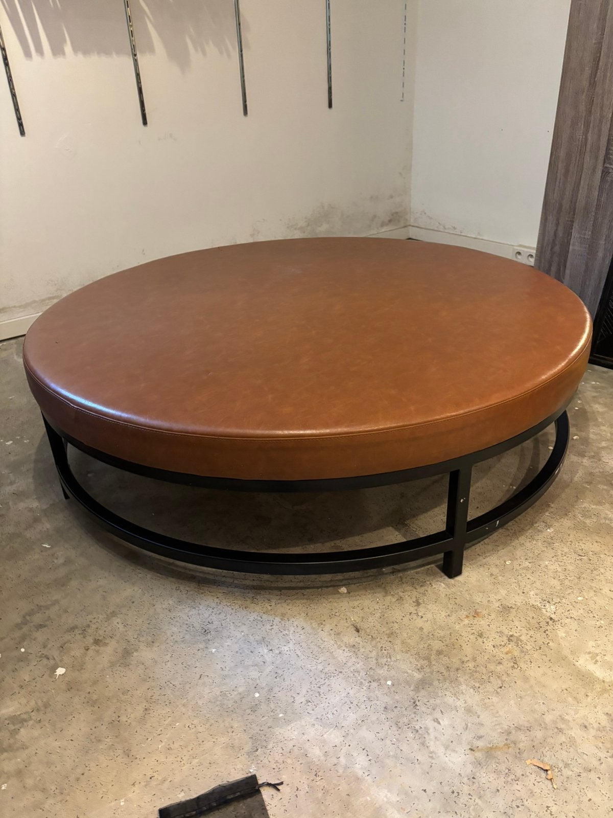Ronde salontafel/poef van bruin leer en metaal, Ophalen, 100 tot 150 cm, Rond, Zo goed als nieuw