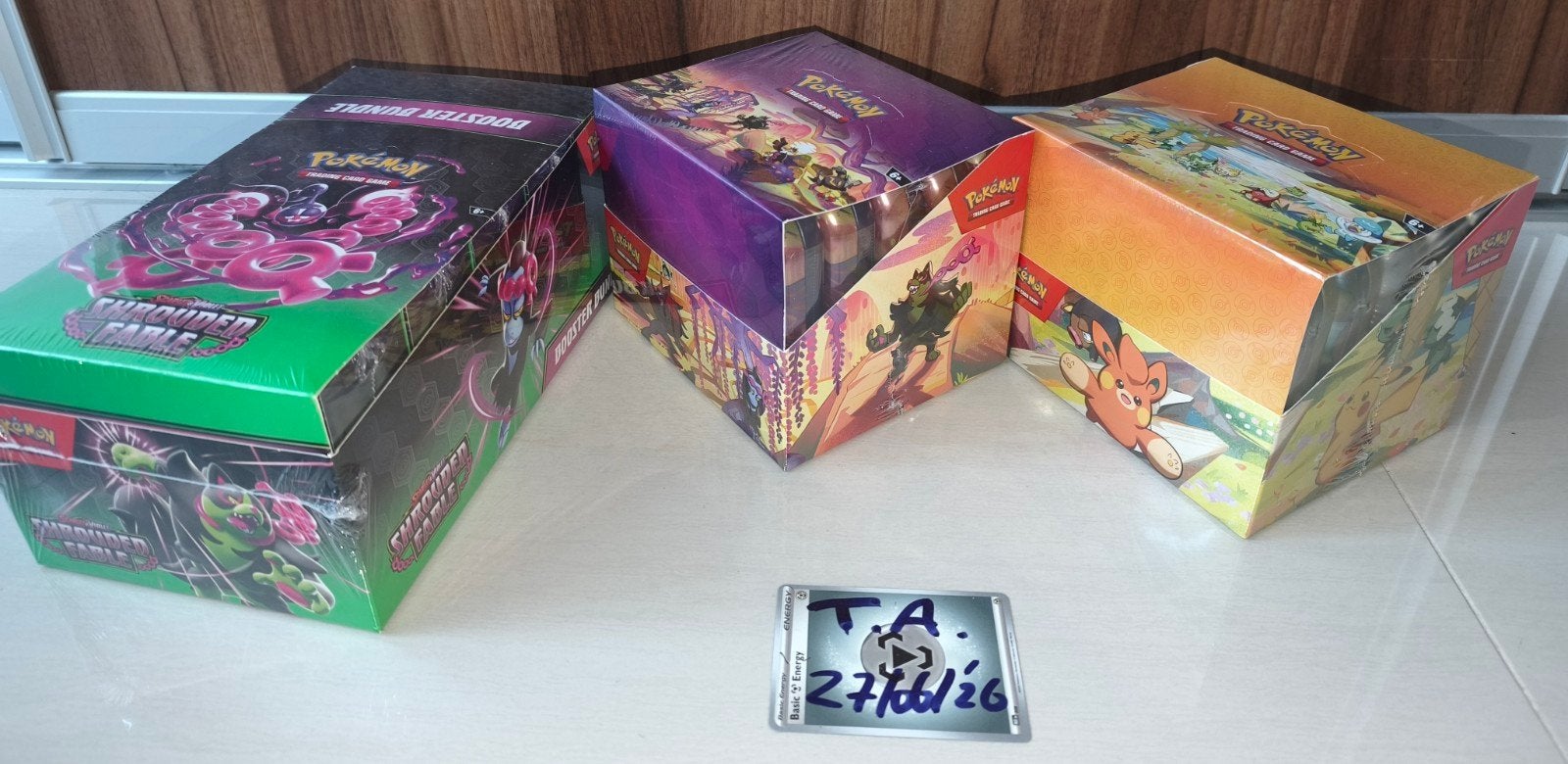 Shrouded Fable Booster bundle display & mini tin display, Hobby en Vrije tijd, Verzamelkaartspellen | Pokémon, Nieuw, Booster