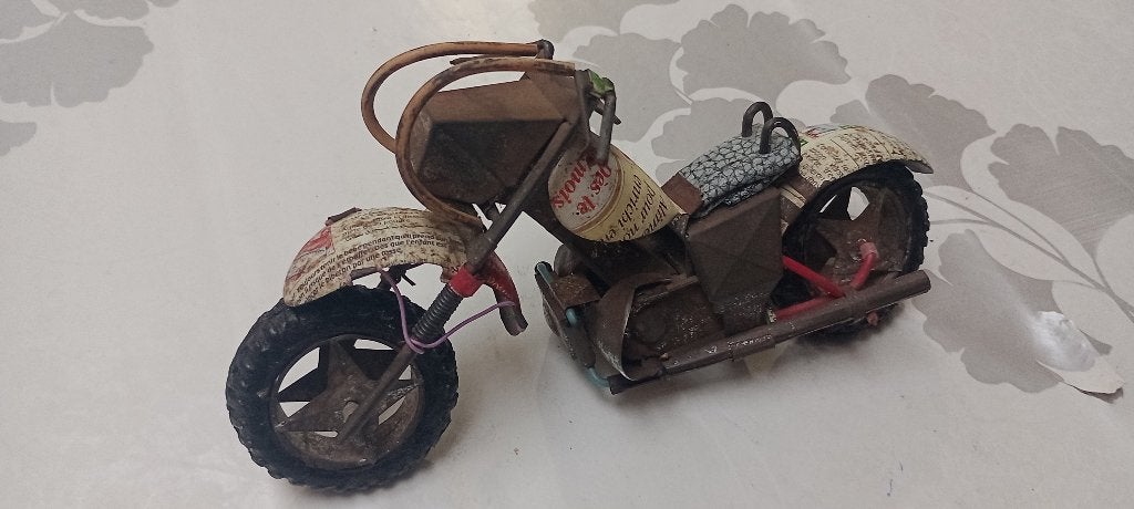 Moto miniature artisanale en métal recyclé 22cm, Enlèvement ou Envoi