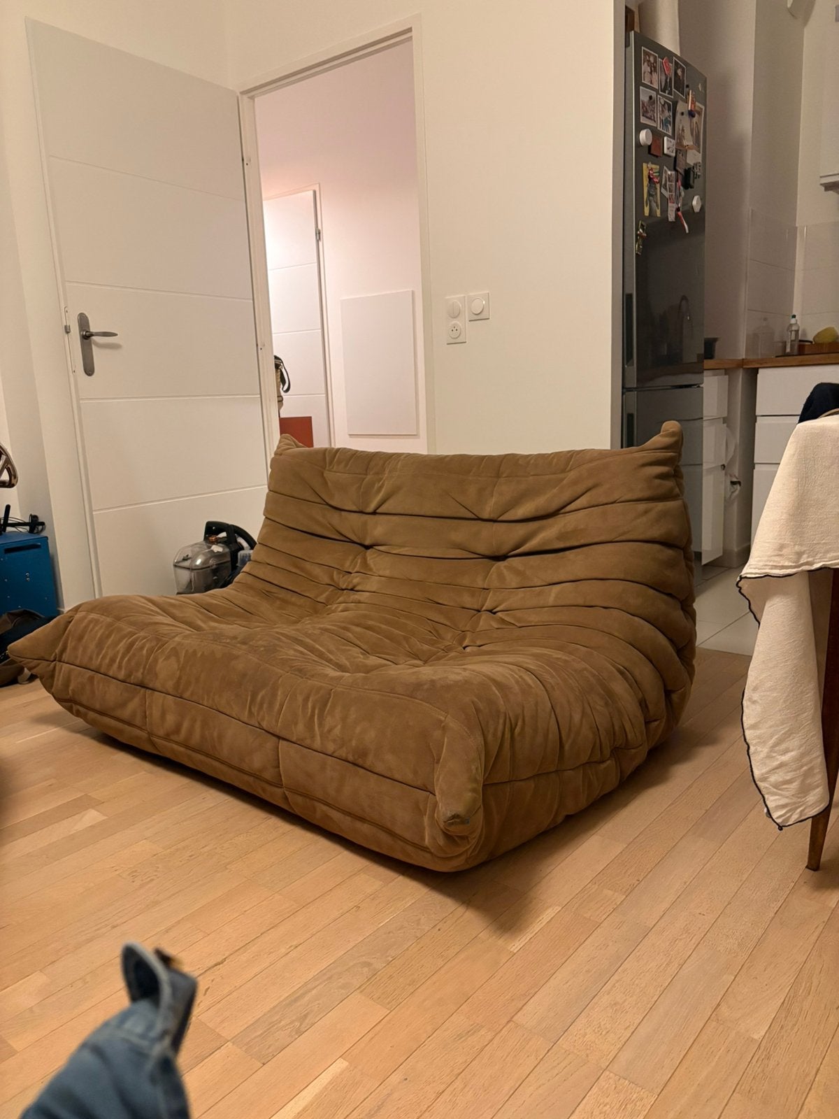 Ligne roset togo 2 place alacantara camel, Enlèvement ou Envoi, Comme neuf