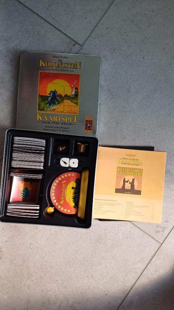 kaartspel blik Kolonisten van catan basis + kunstenaars, Hobby en Vrije tijd, Gezelschapsspellen | Kaartspellen, Nieuw, Een of twee spelers