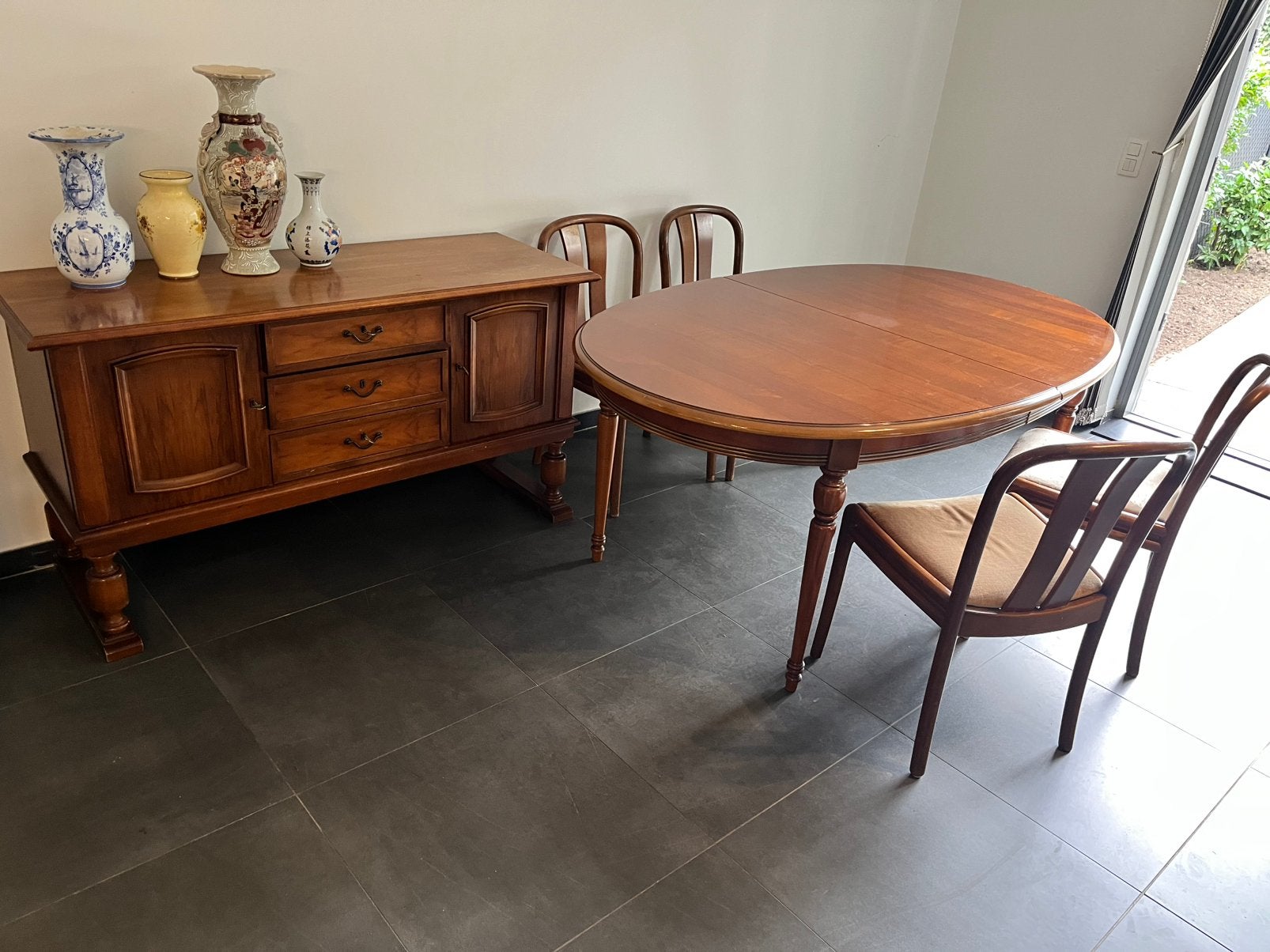 Eetkamer tafel met 4 stoelen met of zonder dressoirkast, Antiek en Kunst, Ophalen