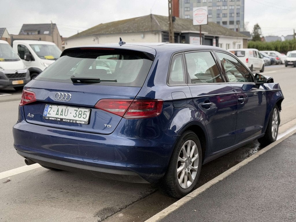 Audi A3 A3 Sportback 1.6 TDi - ACCIDENTE (bj 2014), Auto's, Voorwielaandrijving, Stof, Gebruikt, 4 cilinders