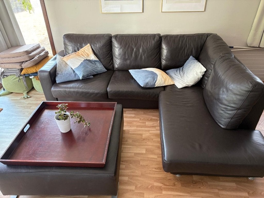 Compact lederen hoeksalon, donkerbruin., Huis en Inrichting, Ophalen, Gebruikt, Leer, Past zowel in een landelijk als in een modern interieur.