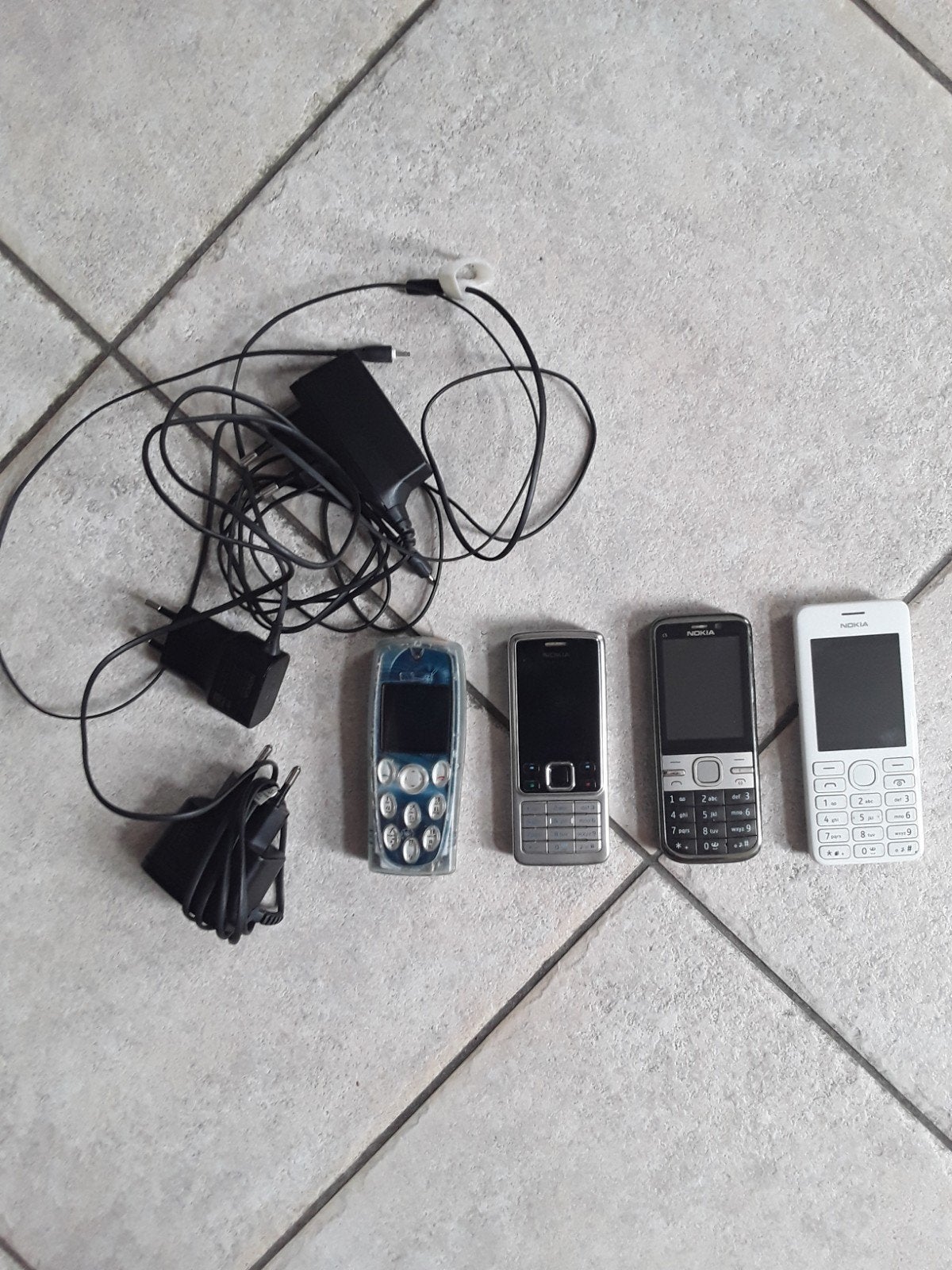 4 gsm et 3 chargeurs Nokia, Enlèvement ou Envoi
