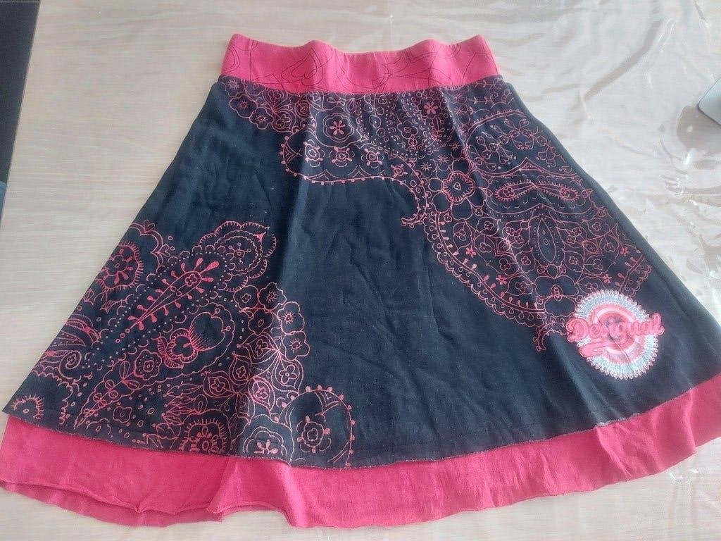 Desigual korte rok - zwart en rood, Kleding | Dames, Maat 38/40 (M), Ophalen of Verzenden, Zo goed als nieuw, Desigual