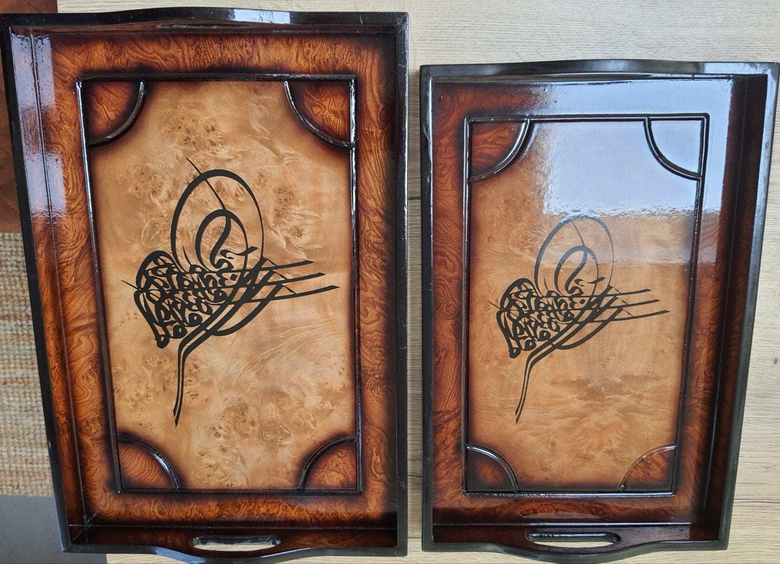 Houten dienbladen set (2 stuks) met Ottomaanse kalligrafie, Antiek en Kunst, Antiek | Meubels | Kasten, Ophalen