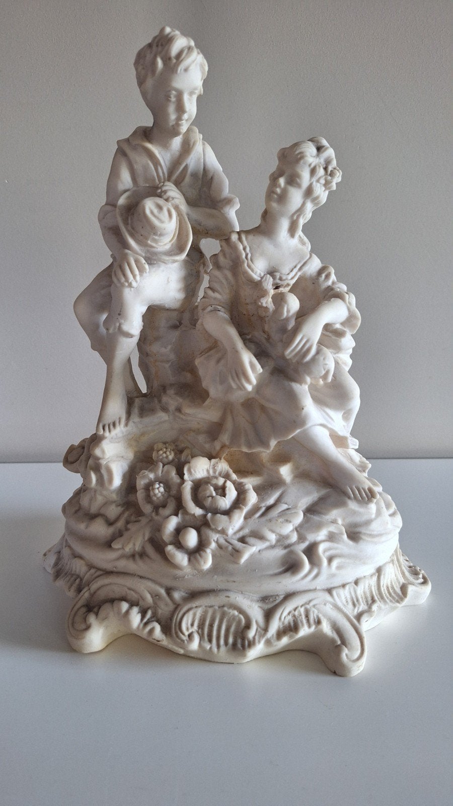 Elegant Wit Beeld. Man en Vrouw in Rococo Stijl, Enlèvement ou Envoi