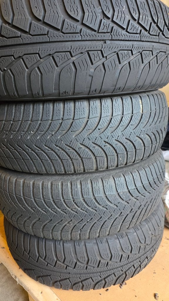 4 Winterbanden Uniroyal 195/65 R15 T MS plus 77, Autos : Pièces & Accessoires, Pneus & Jantes, 15 pouces, Pneus hiver, Véhicule de tourisme