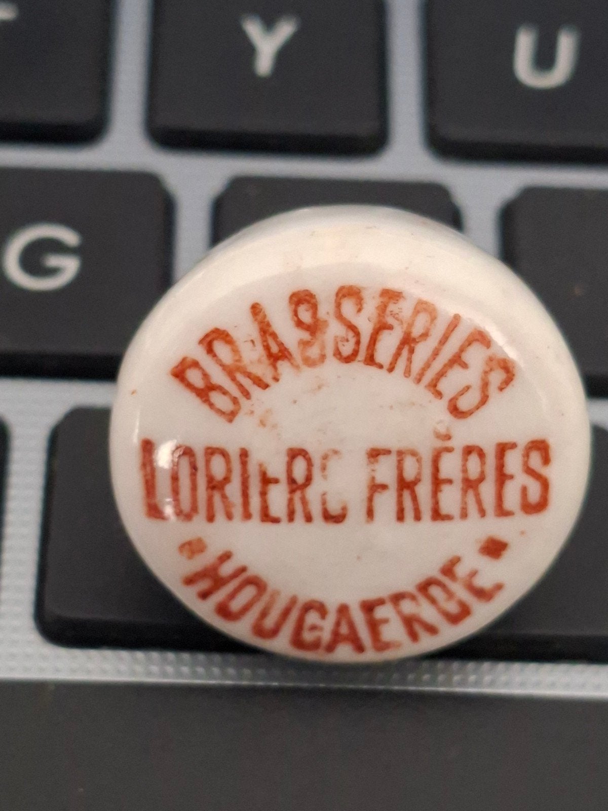 BOUCHON EN PORCELAINE HOUGAERDE BRASSERIES LORIERS FRERES, Collections, Marques de bière, Enlèvement ou Envoi