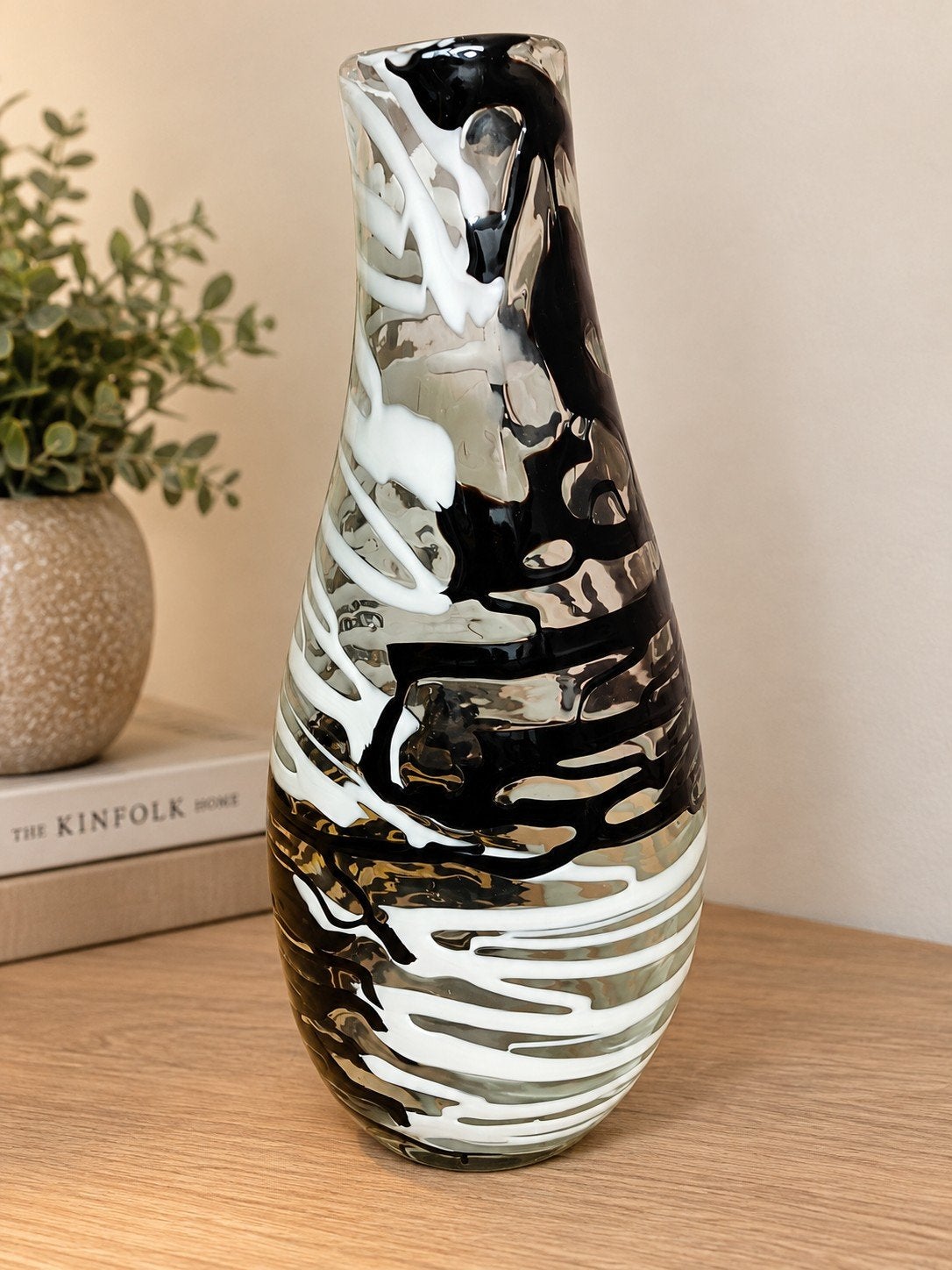 Prachtige grote decoratieve vaas – zwart/wit glas, Ophalen