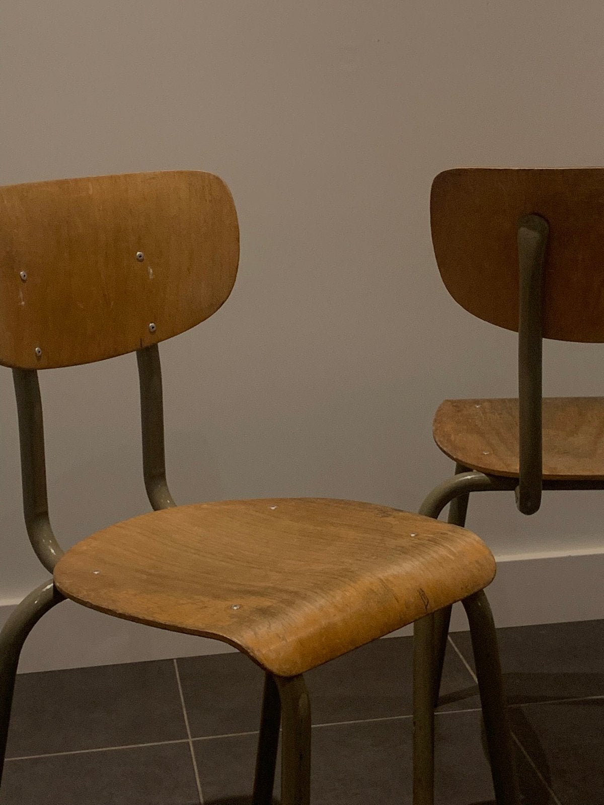 6 chaises de cantine vintage uniques avec histoire militaire, Maison & Meubles, Chaises, Utilisé, Cinq, Six Chaises ou plus, Bois