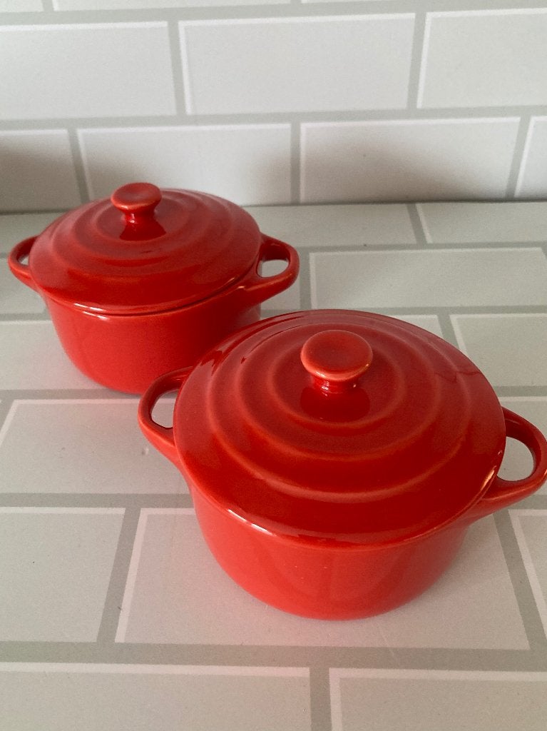 Ensemble de 2 mini-ragoûts rouges (Nouveau dans la boîte !), Neuf, Enlèvement ou Envoi, Poignée amovible, Aldi