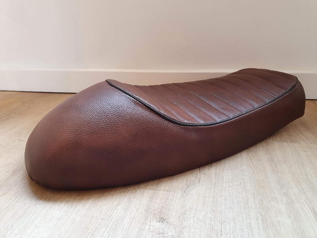 Zadel caferacer bobber scrambler zelfbouw bekleed bruin, Motoren, Ophalen of Verzenden