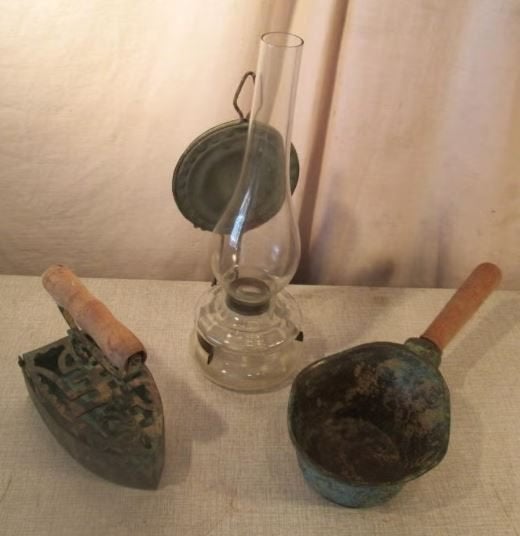 3 objets anciens - Lampe à huile/fer/creuset, Enlèvement ou Envoi