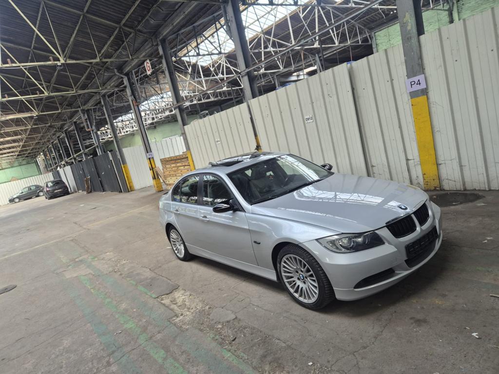 BMW E90 - automaat - 119xxxkm, Achterwielaandrijving, Parkeersensor, 4 cilinders, Leder