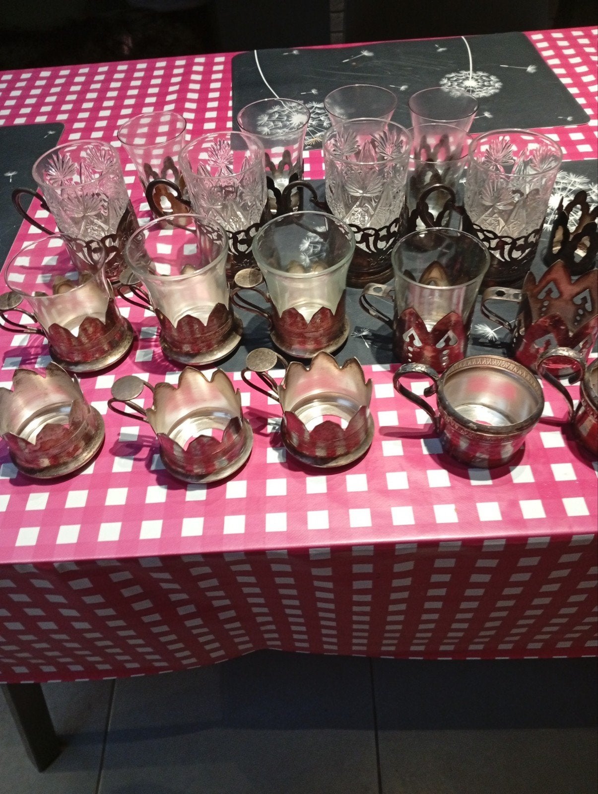 Divers anciens verres et support a thé chaud