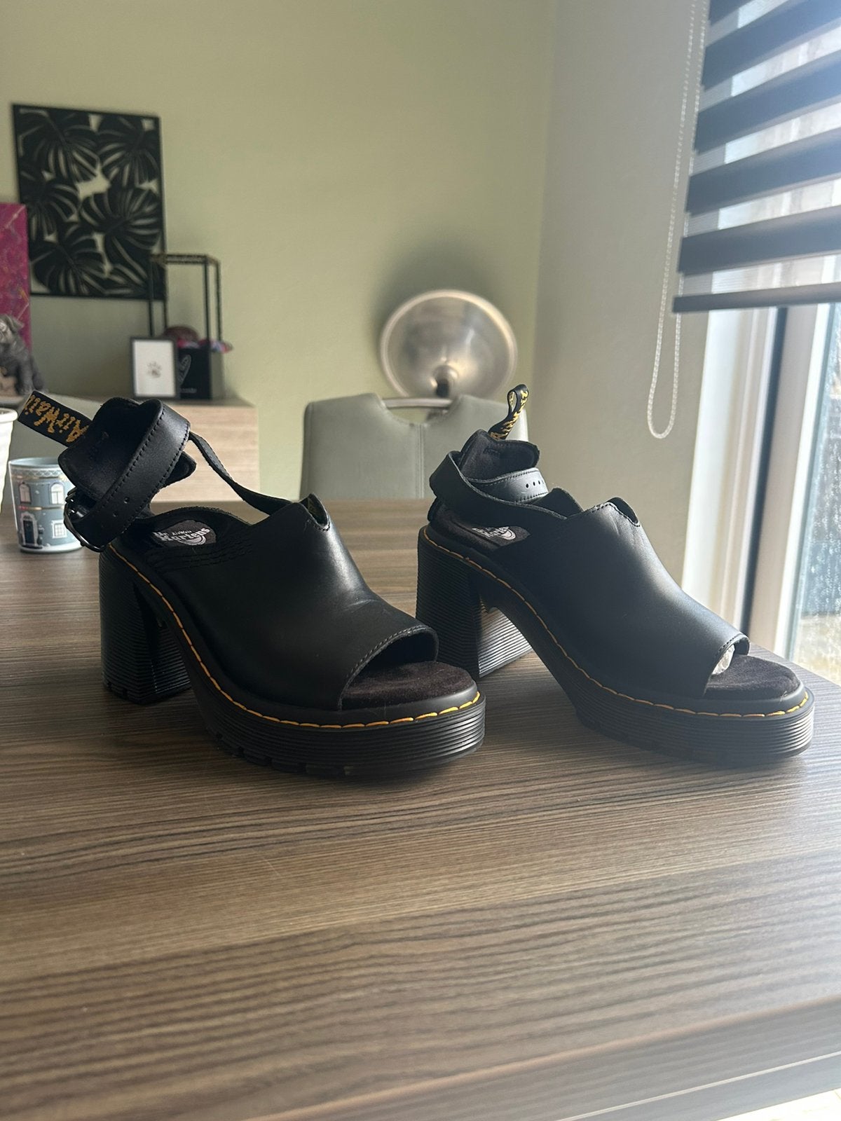 Dr. Martens zwarte sandalen met hak en plateauzool, Vêtements | Femmes, Neuf, Enlèvement ou Envoi, Chaussures à haut talons, Noir