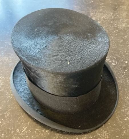 Chapeau haut de forme noir, Ophalen, Gedragen, Hoed