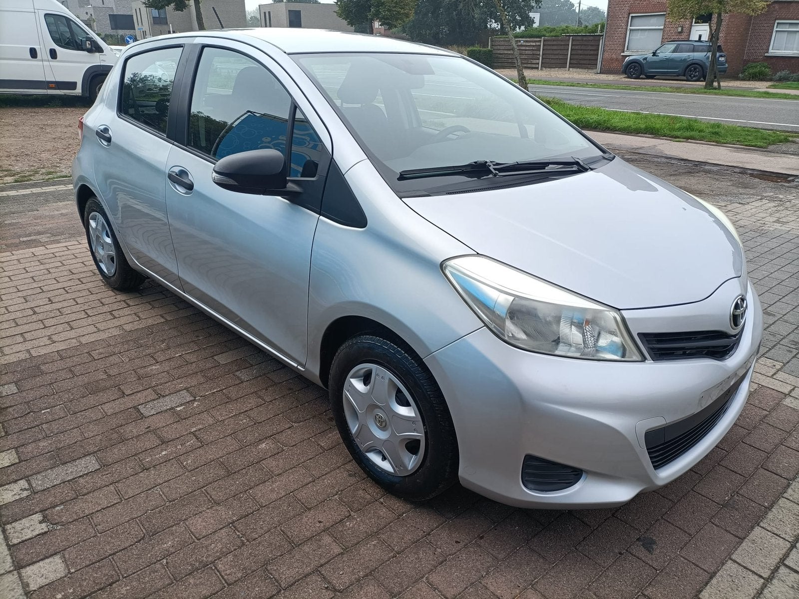 TOYOTA YARIS !!!!! 102 000 KM !!!!, Auto's, Voorwielaandrijving, Stof, 4 cilinders, Bedrijf