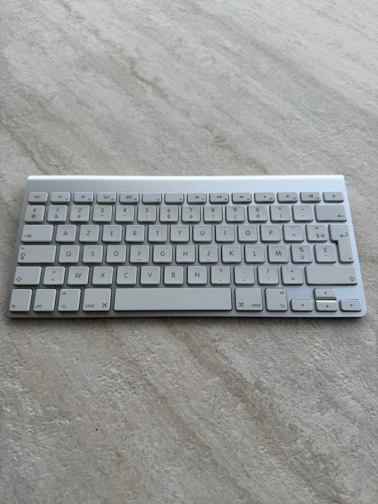 Apple wireless keyboard, Gebruikt, Draadloze ontvanger, Azerty, Ophalen of Verzenden