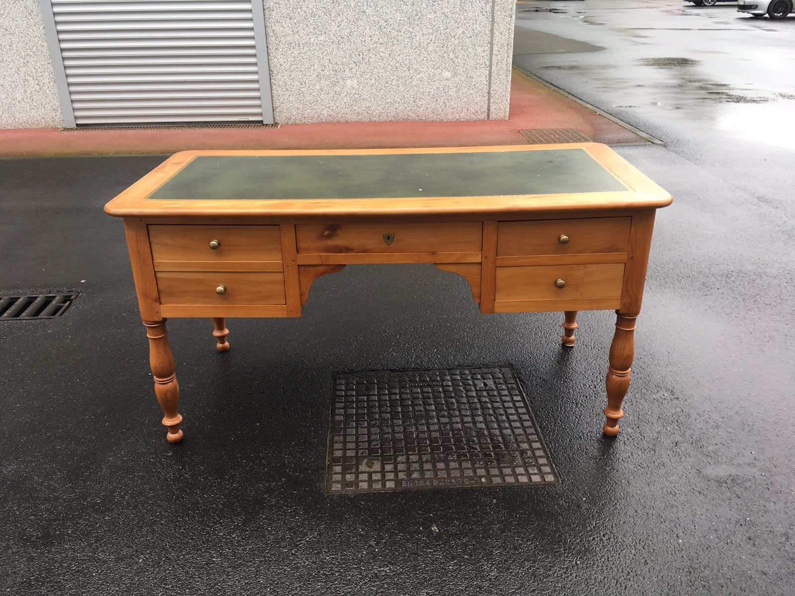 Bureau merisier massif, Enlèvement