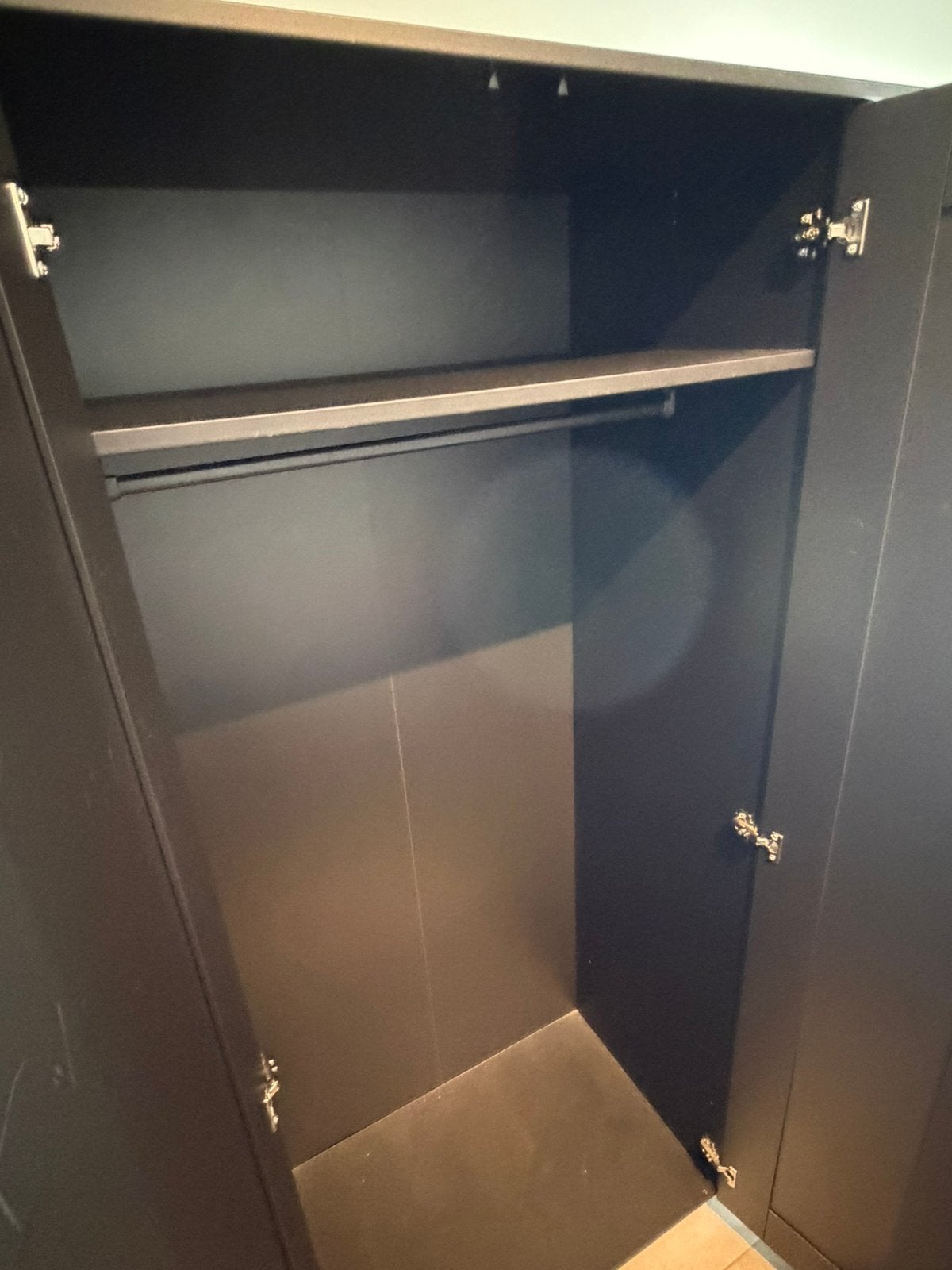 Armoire blanche avec miroir — bon état, Comme neuf, 100 à 150 cm, Plusieurs portes, Modern
