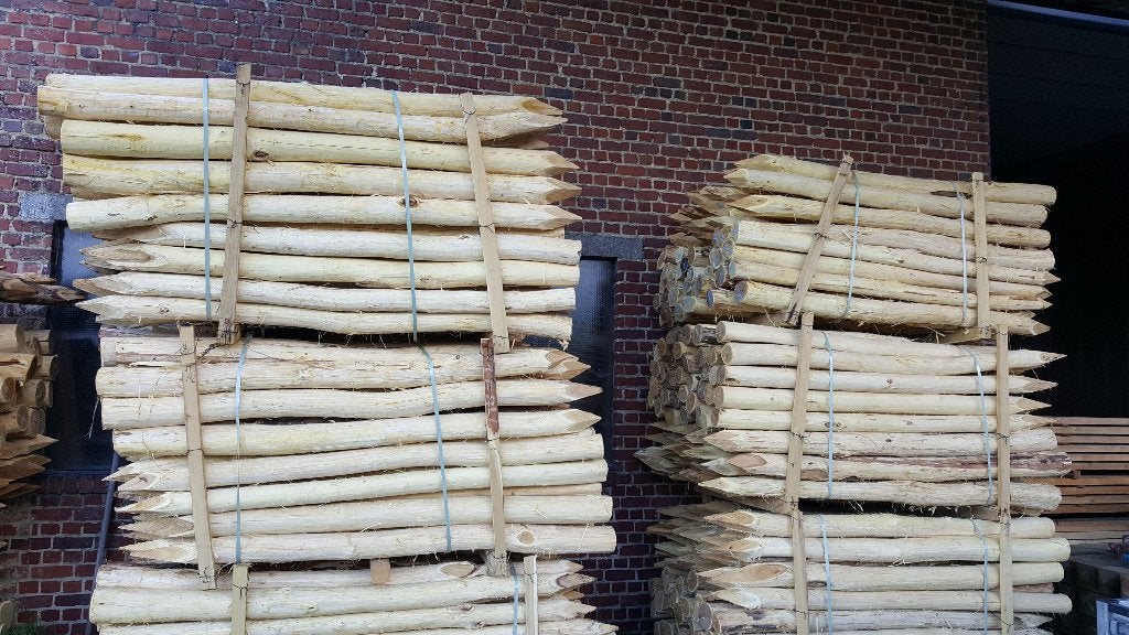 Poteaux en acacia de 2 m pour clôture de prairie ou jardin, Mise à l'étable