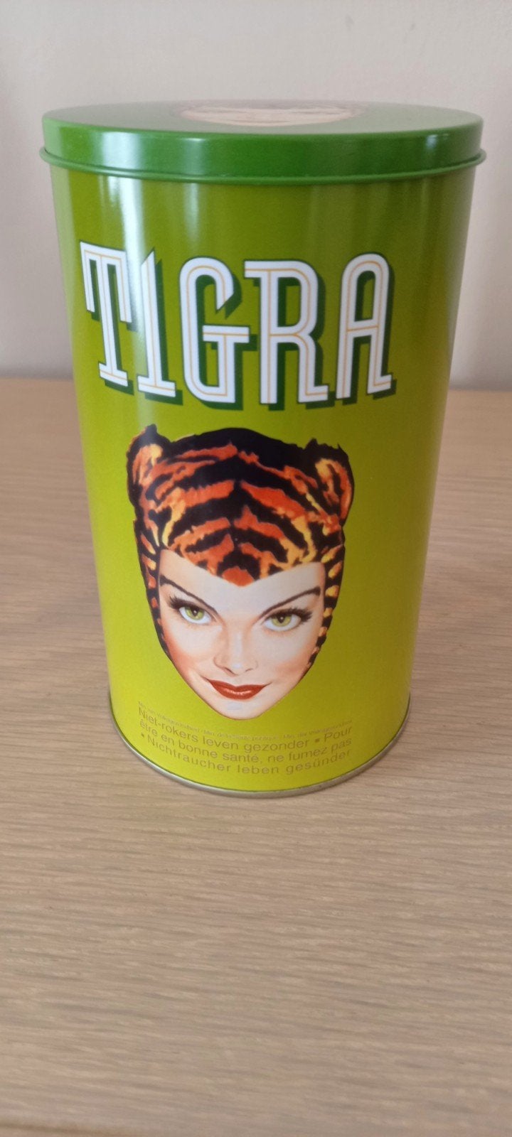 Doosje van Tigra tabak, Ophalen of Verzenden, Zo goed als nieuw