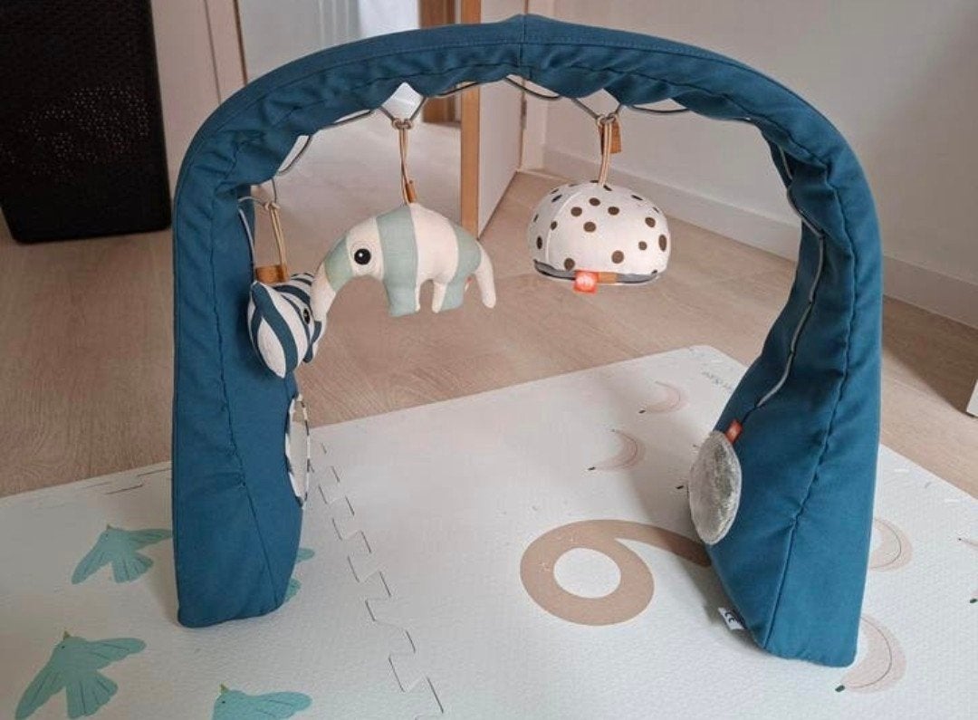 Speelboog / Babygym Done by Deer – met speeltjes, Kinderen en Baby's, Ophalen, Gebruikt, Babygym
