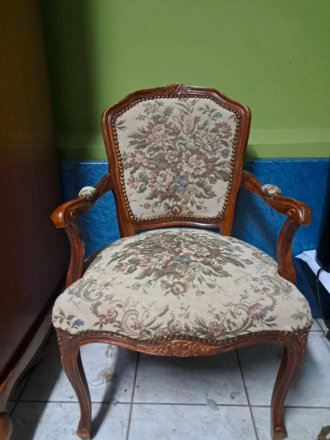 Chaise style Louis XV en bois et tapisserie fleurie, Enlèvement