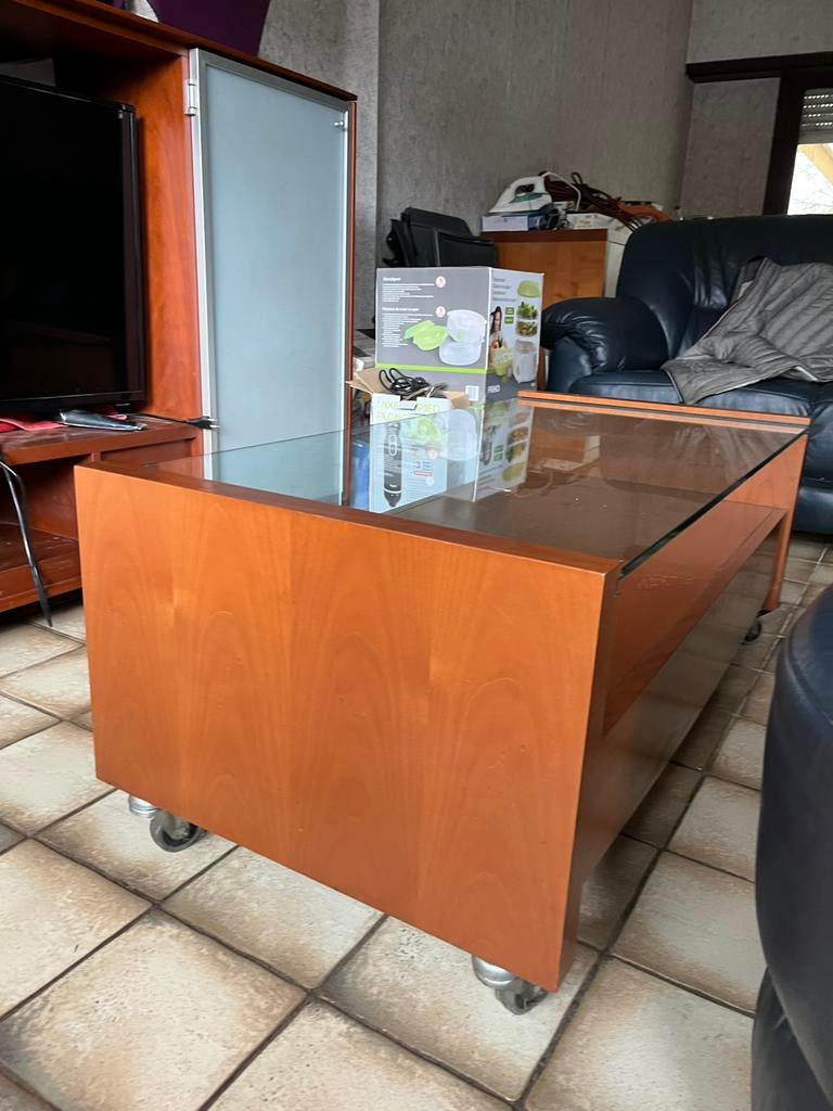 Salontafel in hout met glazen blad op wieltjes, Huis en Inrichting, Tafels | Salontafels, Ophalen, Gebruikt