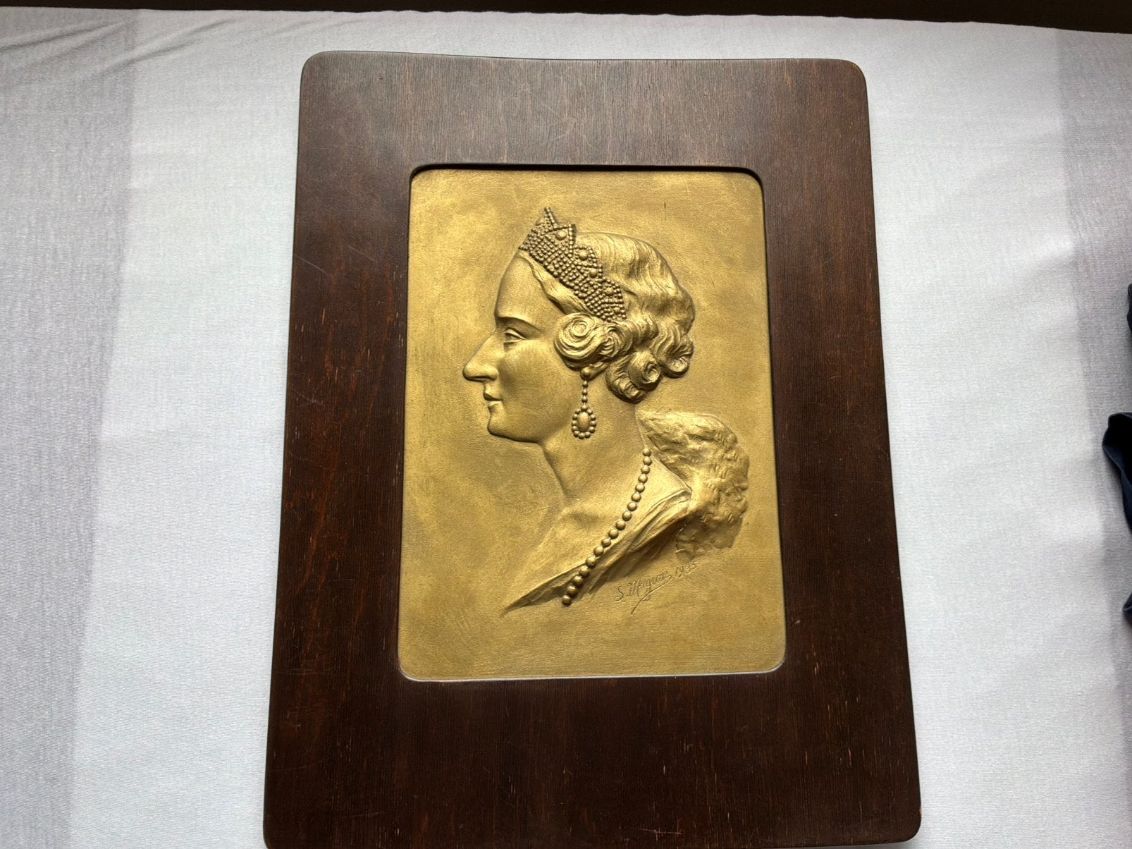 Koningin Astrid - bas-reliêf - getekend door S.Magron, Ophalen, Zo goed als nieuw