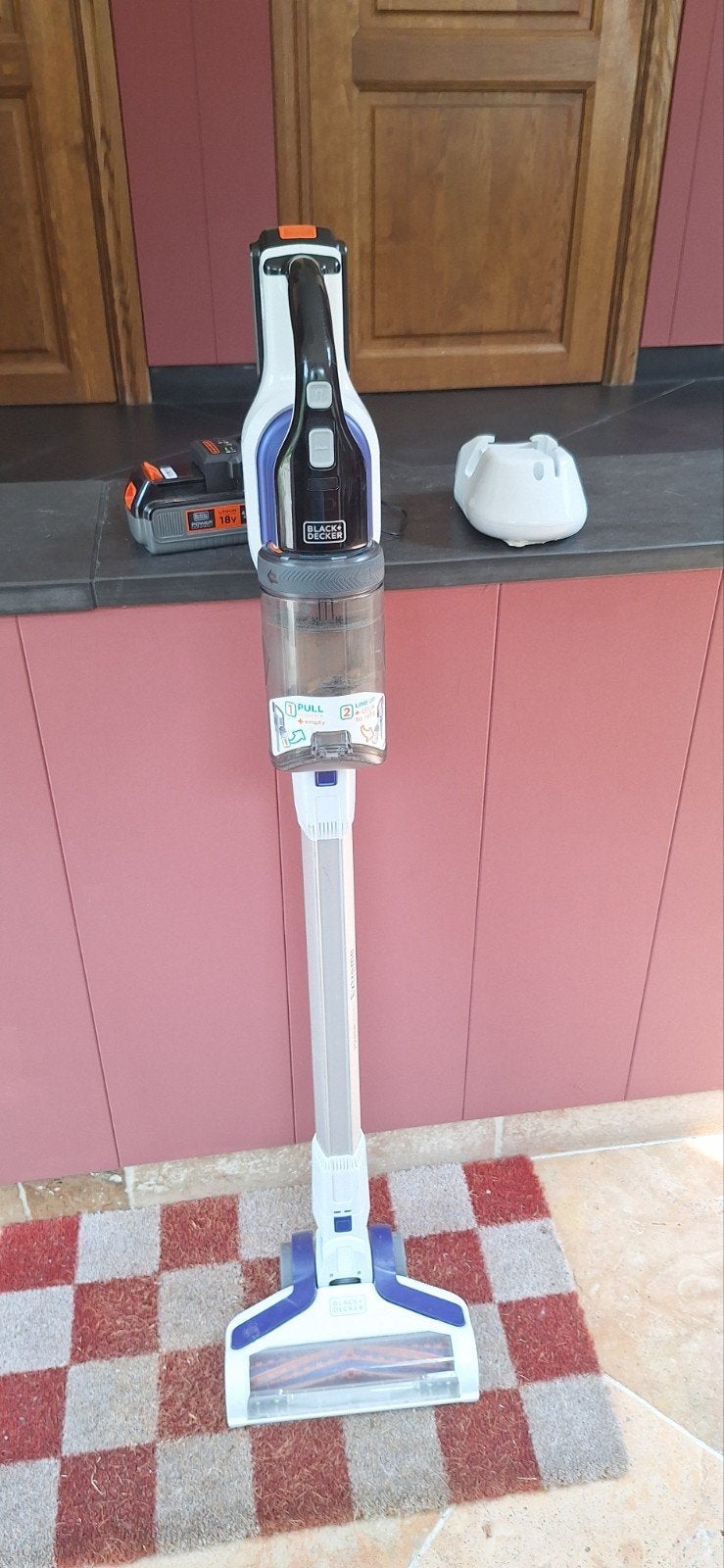 Aspirateur balai BLACK + DECKER BHFEV1825CP-QW, Electroménager, Réservoir, Aspirateur balai, Autres marques, Comme neuf