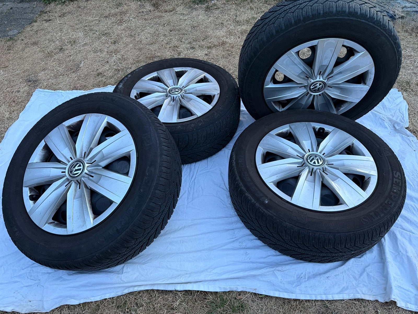 4 pneus d'hiver 205/60 R16 avec enjoliveurs Volkswagen, Autos : Pièces & Accessoires, Enlèvement, Pneus hiver, Jante(s)