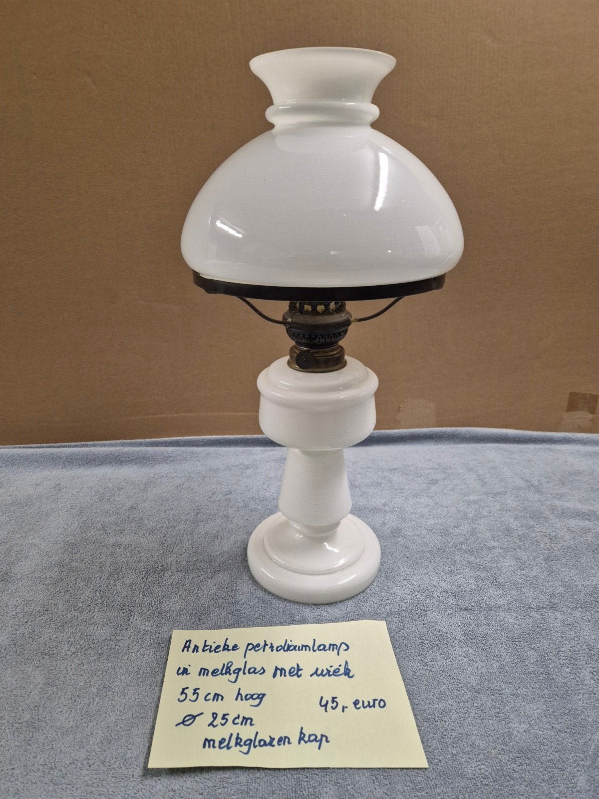 Antieke petroliumlamp in melkglas met wiek., Huis en Inrichting, Ophalen