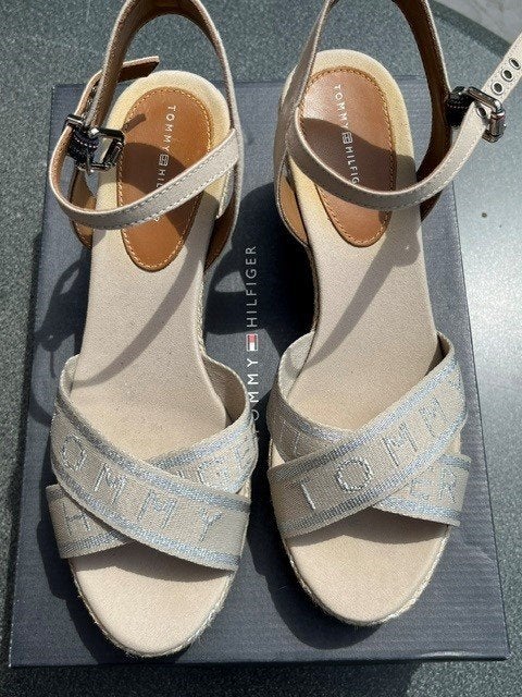 Tommy Hilfiger Sandaal Mt 40, Tommy hilfiger, Nieuw, Grijs, Sandalen of Muiltjes