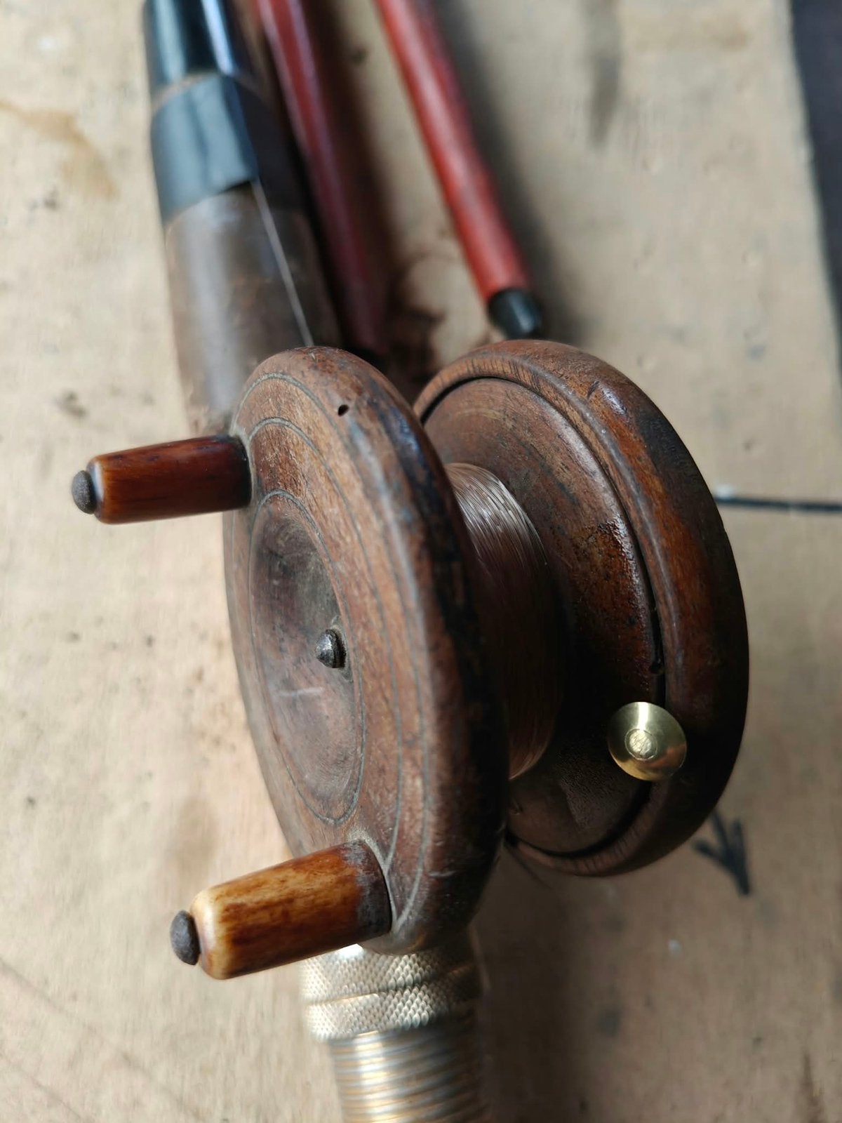 Vintage houten vismolen, Ophalen