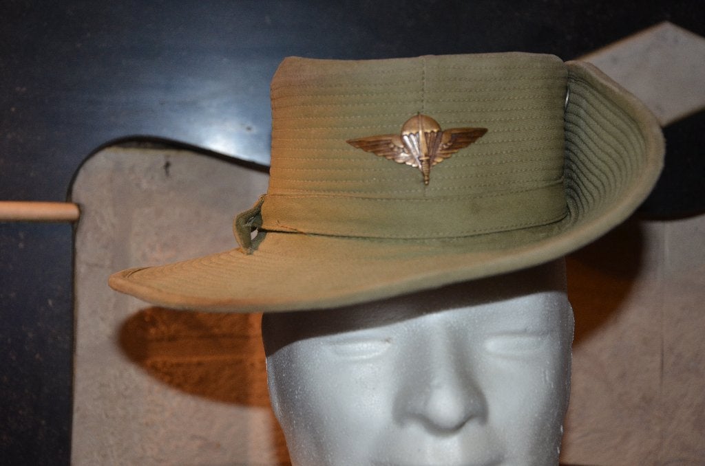 Chapeau de brousse, Enlèvement ou Envoi, Armée de terre, Casque ou Béret
