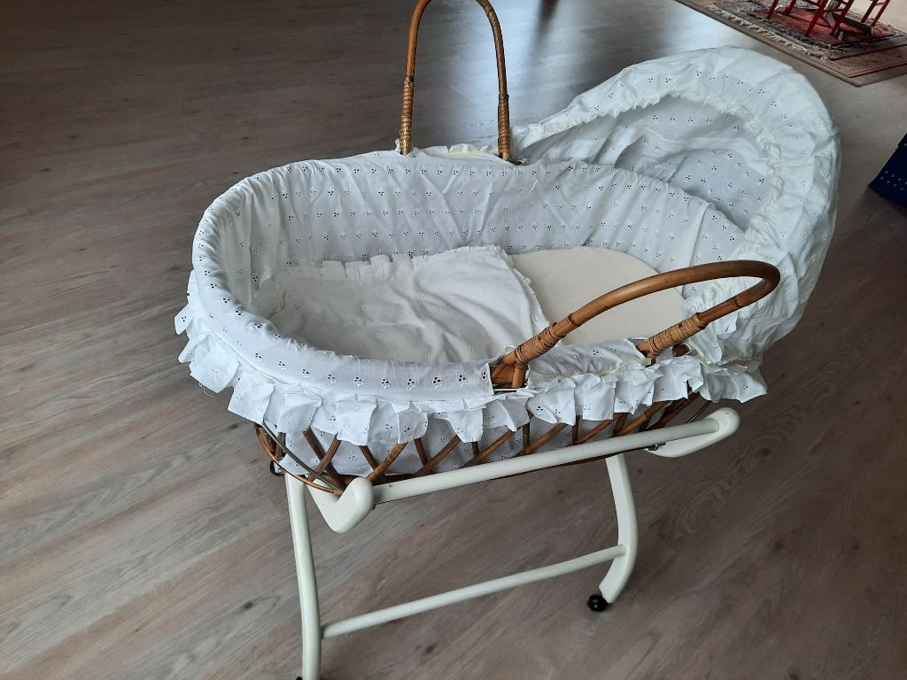 Draagbaar babywiegje in rotan + wit onderstel op wieltjes, Enlèvement ou Envoi, Comme neuf, Berceau