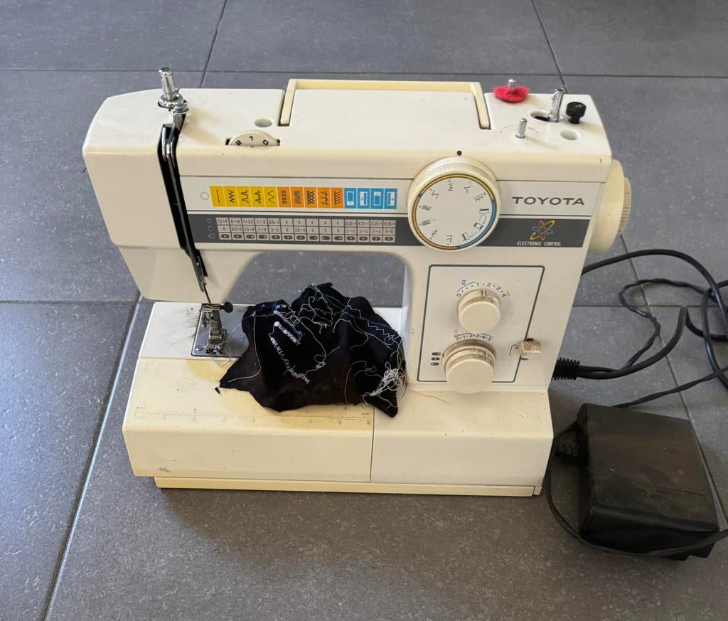TOYOTA Naaimachine Met Voet Bediening, Ophalen, Zo goed als nieuw, Naaimachine