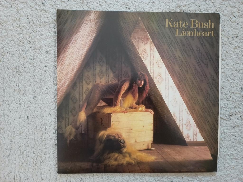 À Kate Bush, Lionheart, Enlèvement ou Envoi