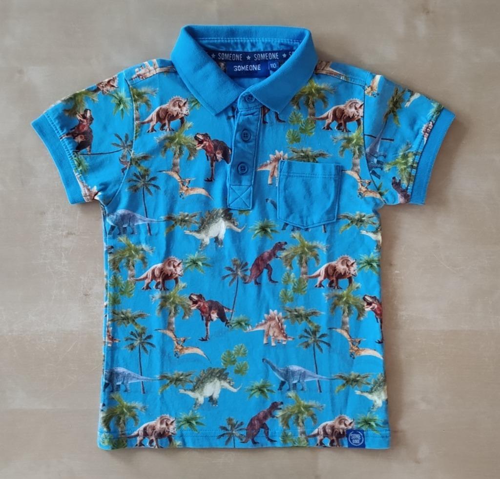 Blauwe polo (korte mouw) met dino's Someone, maat 110, Kinderen en Baby's, Kinderkleding | Maat 110, Zo goed als nieuw, Jongen