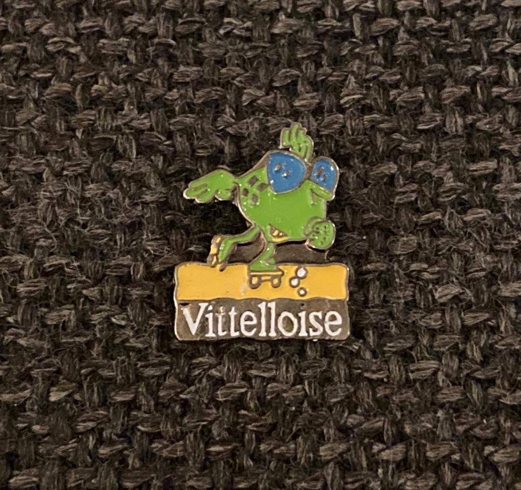 PIN - VITTELLOISE - VITTEL - WATER - EAU MINERALE, Envoi, Utilisé, Marque, Insigne ou Pin's