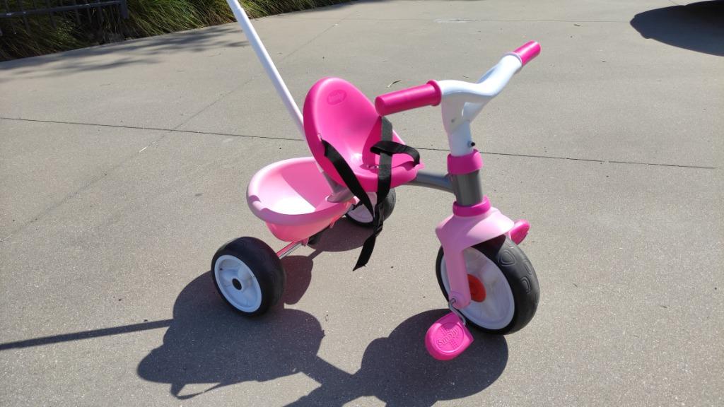 Roze Smoby driewieler met duwstang, riempjes en kipbakje, Enlèvement, Comme neuf, Smoby, Tige de poussée