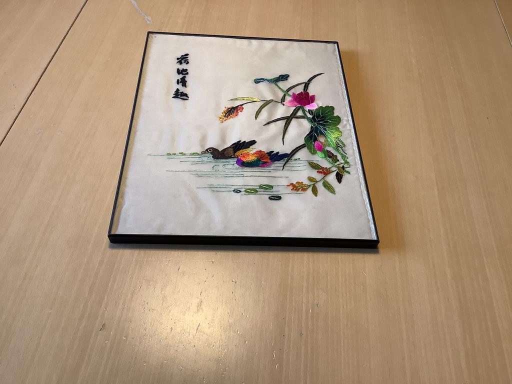 Encadrement broderie chinoise sur soie 24 x 30 cm, Comme neuf, Autres matériaux