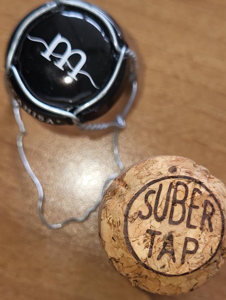 Capsule&bouchon Cava d'Espagne CAVAS HILL noir&blanc nr41852, Collections, Vins, Neuf, Autres types, Espagne, Enlèvement ou Envoi