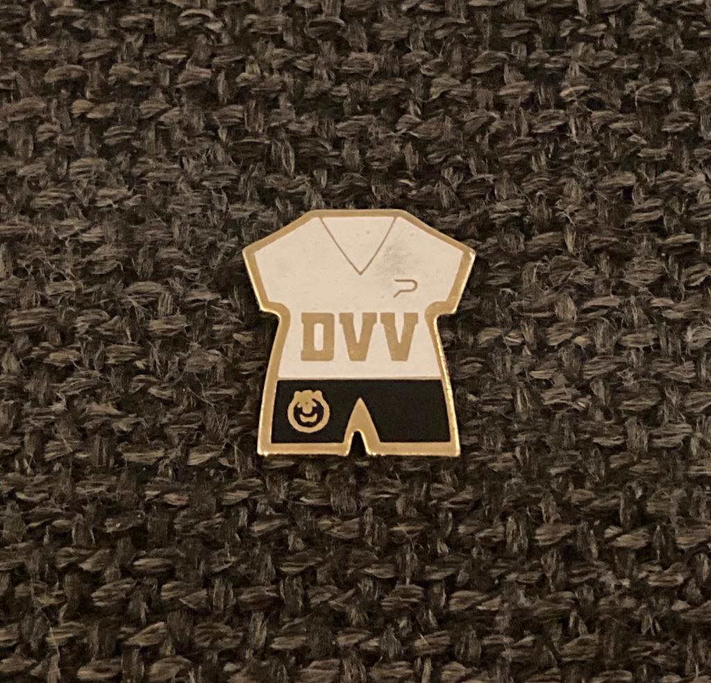 PIN - KSC LOKEREN - FOOTBALL SHIRT - VOETBAL - DVV, Verzenden, Gebruikt, Sport, Speldje of Pin
